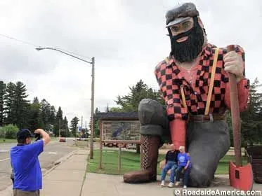  Paul Bunyan e il Grande Lago: Un gigante di un uomo che crea una leggenda!